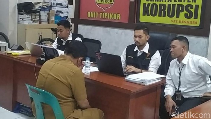 Kepala Dinas PUPR Kota Banda Aceh Muhammad Yasir di kantor polisi. (Agus Setyadi/detikSumut)