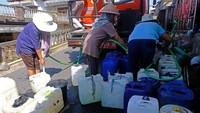 Sejak sebulan terakhir warga di kawasan tersebut kesulitan mendapat air bersih akibat musim kemarau.