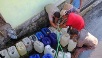 Kini warga sangat mengandalkan bantuan air bersih dari BPBD setempat.