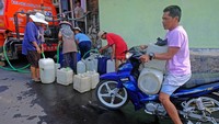 Warga bergantian mengisi air ke dalam jerikan saat penyaluran air bersih di kawasan lereng gunung Sumbing Desa Dampit, Tlogomulyo, Temanggung, Jawa Tengah, Senin (7/82023).
