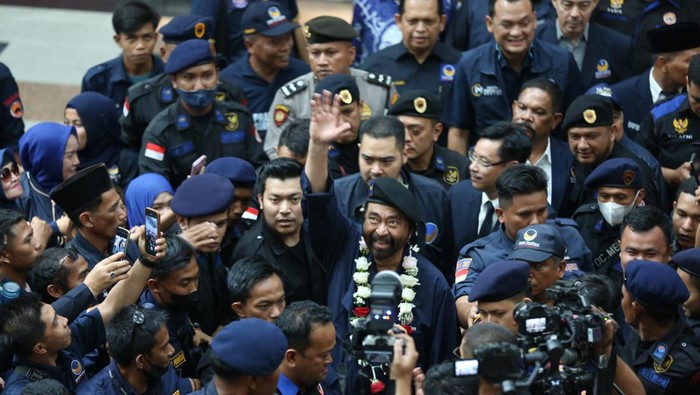 Ketua Umum Surya Paloh disambut kader dan simpatisan NasDem saat tiba di Bandara Kualanamu