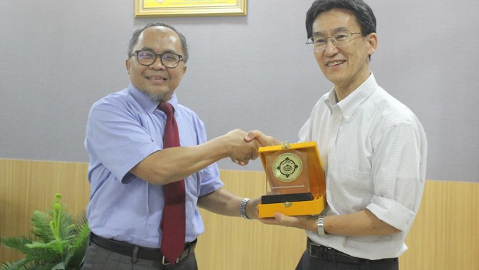Kolaborasi untuk Pendidikan dan Pembangunan Berkelanjutan Salah satu tujuan Universitas Sahid Jakarta (USAHID), sesuai dengan visi dan misinya adalah mengembangkan kerjasama Nasional dan Internasional dalam mewujudkan USAHID yang unggul. Untuk itu Universitas Sahid bekerjasama dengan University of Tsukuba Japan dan Badan Riset dan Inovasi Nasional (BRIN), melalui skema Kerjasama Kemitraan Riset Sains dan Teknologi untuk Pembangunan Berkelanjutan - Science and Technology Research Partnership for Sustainable Development (SATREPS).