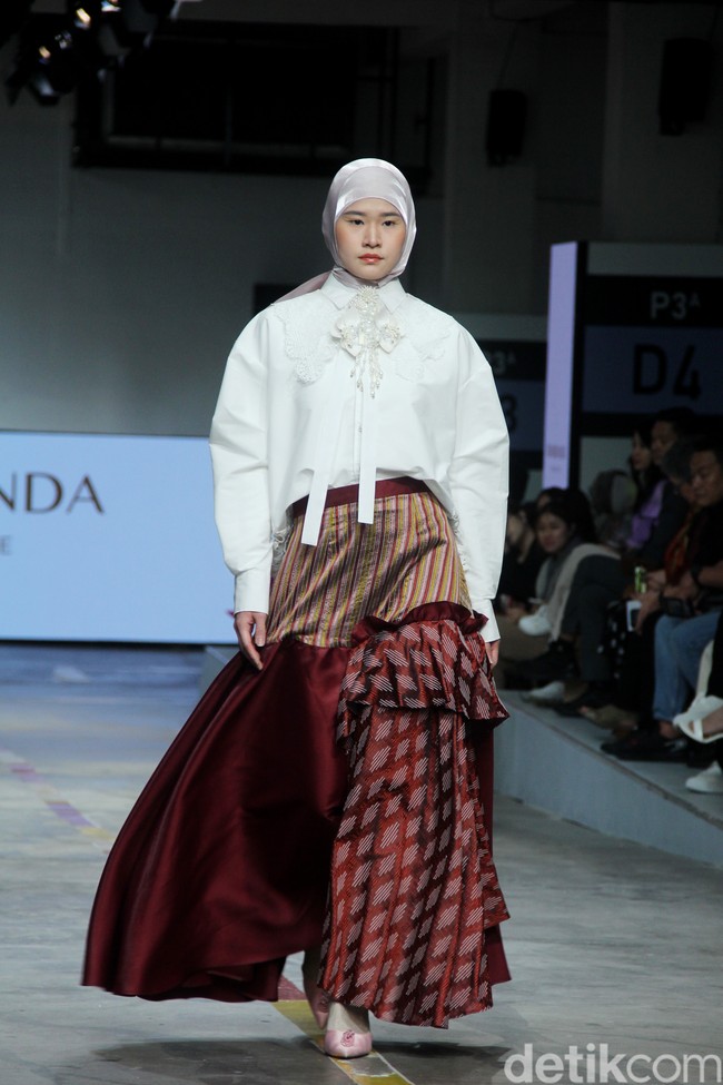 Koleksi terbaru Ria Miranda Signature di Jakarta Fashion & Food Festival 2023, di Mall Kelapa Gading, Jakarta, Selasa [25/7/2023]. Foto: Mohammad Abduh/detikcom].