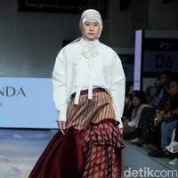 Koleksi terbaru Ria Miranda Signature di Jakarta Fashion & Food Festival 2023, di Mall Kelapa Gading, Jakarta, Selasa [25/7/2023]. Foto: Mohammad Abduh/detikcom].
