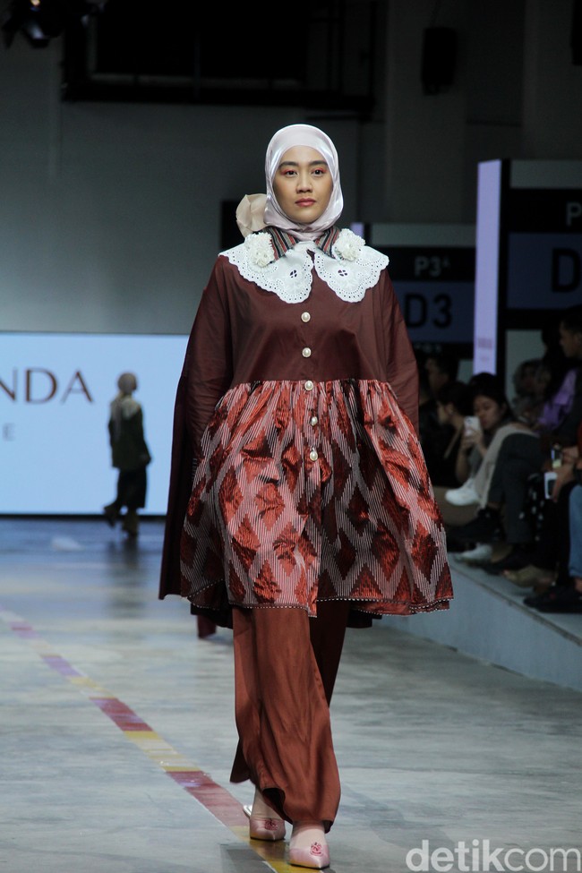 Koleksi terbaru Ria Miranda Signature di Jakarta Fashion & Food Festival 2023, di Mall Kelapa Gading, Jakarta, Selasa [25/7/2023]. Foto: Mohammad Abduh/detikcom].