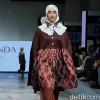 Koleksi terbaru Ria Miranda Signature di Jakarta Fashion & Food Festival 2023, di Mall Kelapa Gading, Jakarta, Selasa [25/7/2023]. Foto: Mohammad Abduh/detikcom].