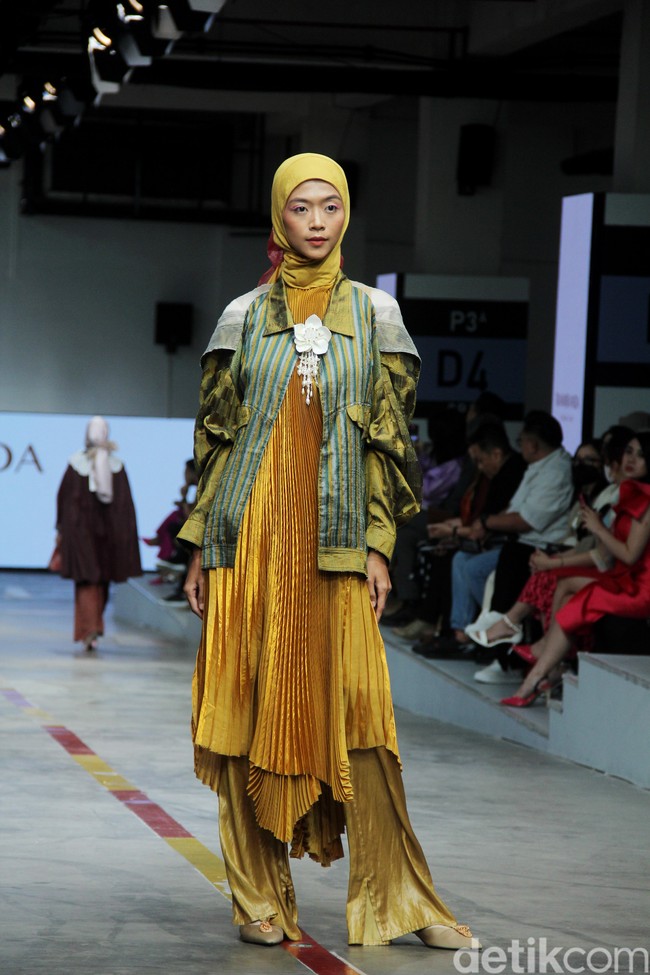 Koleksi terbaru Ria Miranda Signature di Jakarta Fashion & Food Festival 2023, di Mall Kelapa Gading, Jakarta, Selasa [25/7/2023]. Foto: Mohammad Abduh/detikcom].