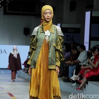 Koleksi terbaru Ria Miranda Signature di Jakarta Fashion & Food Festival 2023, di Mall Kelapa Gading, Jakarta, Selasa [25/7/2023]. Foto: Mohammad Abduh/detikcom].
