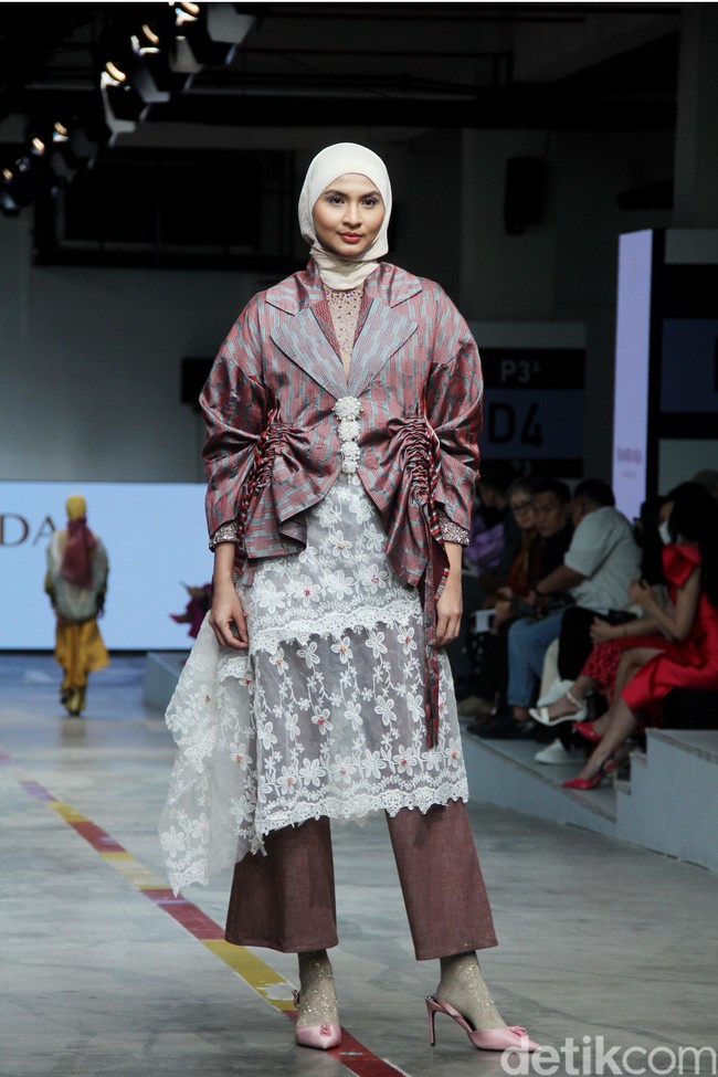 Koleksi terbaru Ria Miranda Signature di Jakarta Fashion & Food Festival 2023, di Mall Kelapa Gading, Jakarta, Selasa [25/7/2023]. Foto: Mohammad Abduh/detikcom].