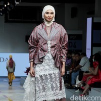 Koleksi terbaru Ria Miranda Signature di Jakarta Fashion & Food Festival 2023, di Mall Kelapa Gading, Jakarta, Selasa [25/7/2023]. Foto: Mohammad Abduh/detikcom].