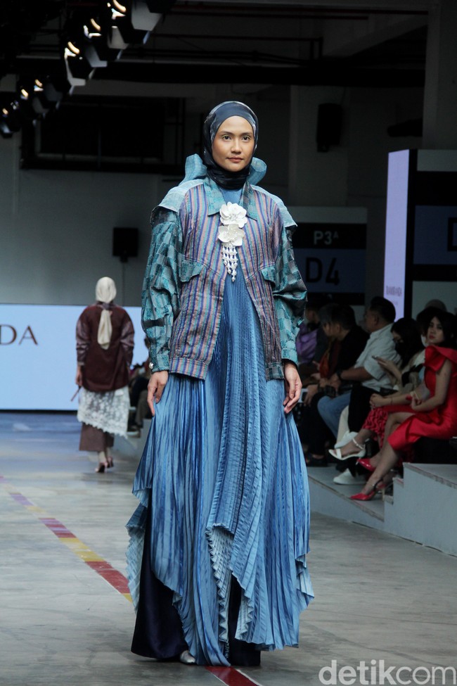 Koleksi terbaru Ria Miranda Signature di Jakarta Fashion & Food Festival 2023, di Mall Kelapa Gading, Jakarta, Selasa [25/7/2023]. Foto: Mohammad Abduh/detikcom].
