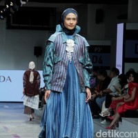 Koleksi terbaru Ria Miranda Signature di Jakarta Fashion & Food Festival 2023, di Mall Kelapa Gading, Jakarta, Selasa [25/7/2023]. Foto: Mohammad Abduh/detikcom].