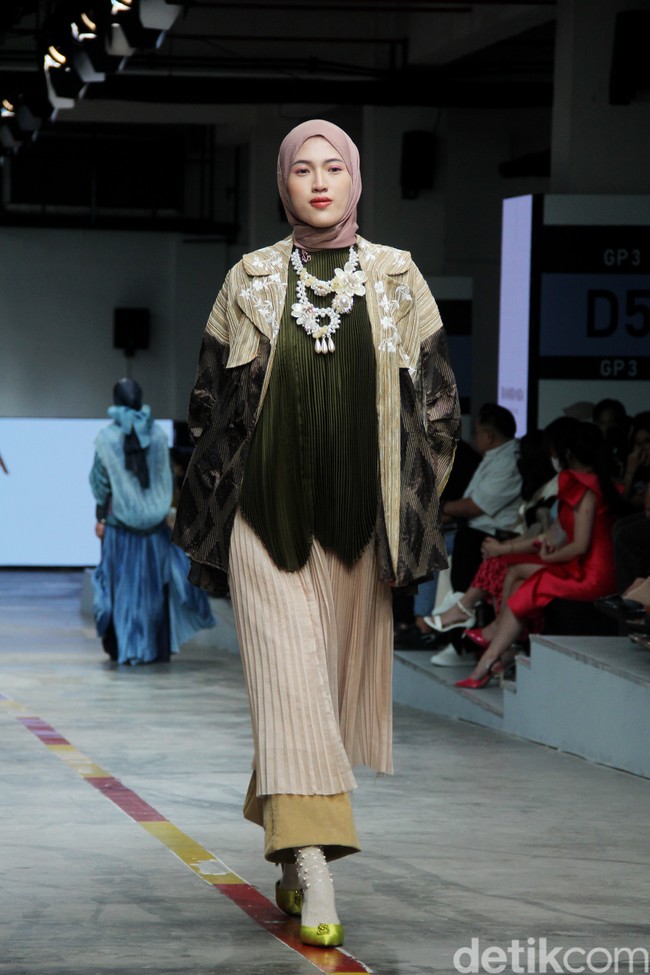 Koleksi terbaru Ria Miranda Signature di Jakarta Fashion & Food Festival 2023, di Mall Kelapa Gading, Jakarta, Selasa [25/7/2023]. Foto: Mohammad Abduh/detikcom].