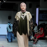 Koleksi terbaru Ria Miranda Signature di Jakarta Fashion & Food Festival 2023, di Mall Kelapa Gading, Jakarta, Selasa [25/7/2023]. Foto: Mohammad Abduh/detikcom].