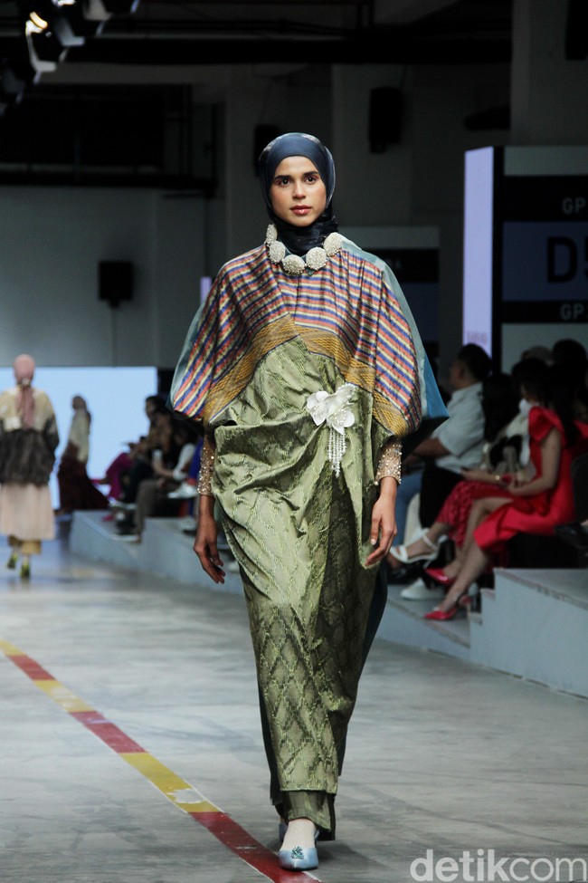 Koleksi terbaru Ria Miranda Signature di Jakarta Fashion & Food Festival 2023, di Mall Kelapa Gading, Jakarta, Selasa [25/7/2023]. Foto: Mohammad Abduh/detikcom].