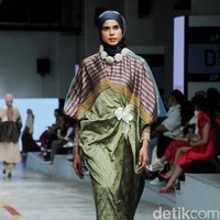 Koleksi terbaru Ria Miranda Signature di Jakarta Fashion & Food Festival 2023, di Mall Kelapa Gading, Jakarta, Selasa [25/7/2023]. Foto: Mohammad Abduh/detikcom].