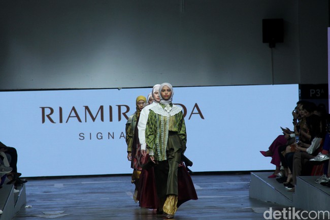Koleksi terbaru Ria Miranda Signature di Jakarta Fashion & Food Festival 2023, di Mall Kelapa Gading, Jakarta, Selasa [25/7/2023]. Foto: Mohammad Abduh/detikcom].
