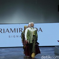 Koleksi terbaru Ria Miranda Signature di Jakarta Fashion & Food Festival 2023, di Mall Kelapa Gading, Jakarta, Selasa [25/7/2023]. Foto: Mohammad Abduh/detikcom].