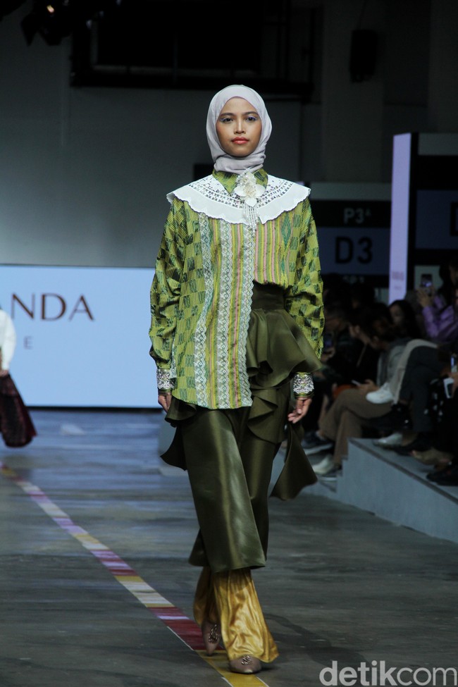 Koleksi terbaru Ria Miranda Signature di Jakarta Fashion & Food Festival 2023, di Mall Kelapa Gading, Jakarta, Selasa [25/7/2023]. Foto: Mohammad Abduh/detikcom].