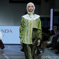 Koleksi terbaru Ria Miranda Signature di Jakarta Fashion & Food Festival 2023, di Mall Kelapa Gading, Jakarta, Selasa [25/7/2023]. Foto: Mohammad Abduh/detikcom].