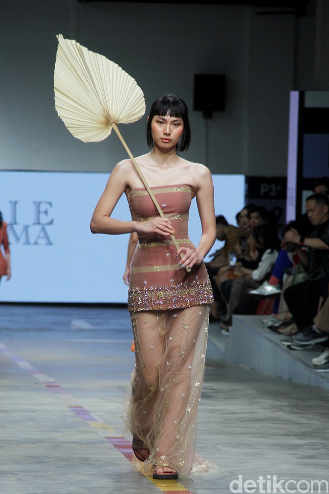 Inilah koleksi Yogie Pratama yang bertajuk Salok. di Jakarta Fashion & Food Festival 2023, di Summarecon Mall Kelapa Gading, Jakarta. Selasa [25/7/2023]. Foto: Mohammad Abduh/detikcom.