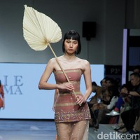 Inilah koleksi Yogie Pratama yang bertajuk Salok. di Jakarta Fashion & Food Festival 2023, di Summarecon Mall Kelapa Gading, Jakarta. Selasa [25/7/2023]. Foto: Mohammad Abduh/detikcom.