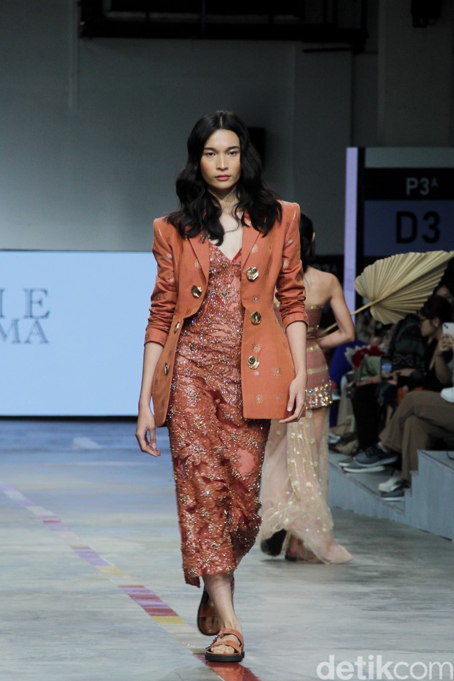 Inilah koleksi Yogie Pratama yang bertajuk Salok.  di Jakarta Fashion & Food Festival 2023, di Summarecon Mall Kelapa Gading, Jakarta. Selasa [25/7/2023]. Foto: Mohammad Abduh/detikcom.  