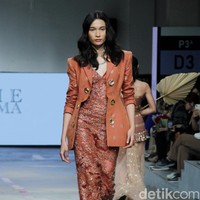 Inilah koleksi Yogie Pratama yang bertajuk Salok.  di Jakarta Fashion & Food Festival 2023, di Summarecon Mall Kelapa Gading, Jakarta. Selasa [25/7/2023]. Foto: Mohammad Abduh/detikcom.  