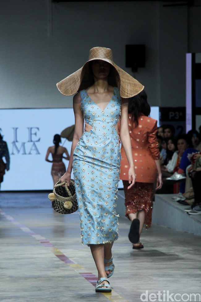 Inilah koleksi Yogie Pratama yang bertajuk Salok.  di Jakarta Fashion & Food Festival 2023, di Summarecon Mall Kelapa Gading, Jakarta. Selasa [25/7/2023]. Foto: Mohammad Abduh/detikcom.  