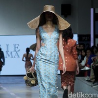 Inilah koleksi Yogie Pratama yang bertajuk Salok.  di Jakarta Fashion & Food Festival 2023, di Summarecon Mall Kelapa Gading, Jakarta. Selasa [25/7/2023]. Foto: Mohammad Abduh/detikcom.  