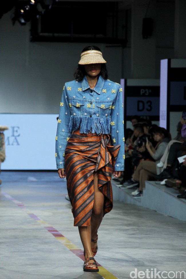 Inilah koleksi Yogie Pratama yang bertajuk Salok.  di Jakarta Fashion & Food Festival 2023, di Summarecon Mall Kelapa Gading, Jakarta. Selasa [25/7/2023]. Foto: Mohammad Abduh/detikcom.  