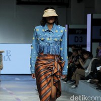 Inilah koleksi Yogie Pratama yang bertajuk Salok.  di Jakarta Fashion & Food Festival 2023, di Summarecon Mall Kelapa Gading, Jakarta. Selasa [25/7/2023]. Foto: Mohammad Abduh/detikcom.  