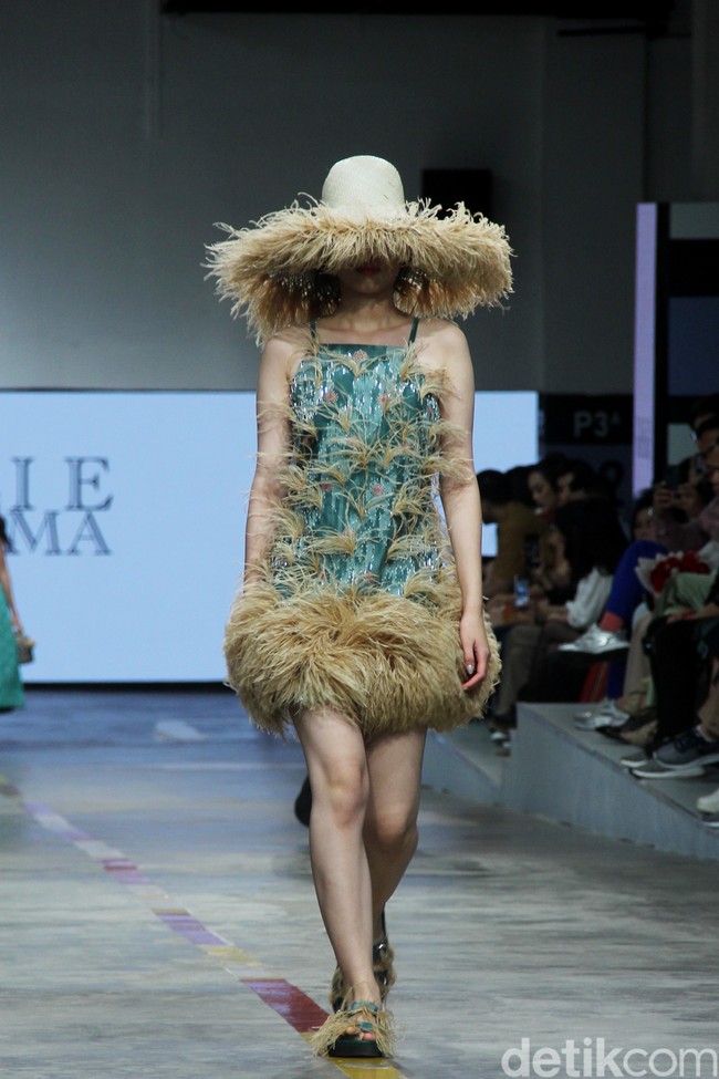 Inilah koleksi Yogie Pratama yang bertajuk Salok.  di Jakarta Fashion & Food Festival 2023, di Summarecon Mall Kelapa Gading, Jakarta. Selasa [25/7/2023]. Foto: Mohammad Abduh/detikcom.  