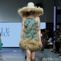 Inilah koleksi Yogie Pratama yang bertajuk Salok.  di Jakarta Fashion & Food Festival 2023, di Summarecon Mall Kelapa Gading, Jakarta. Selasa [25/7/2023]. Foto: Mohammad Abduh/detikcom.  