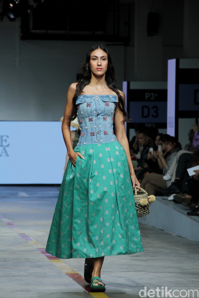 Inilah koleksi Yogie Pratama yang bertajuk Salok.  di Jakarta Fashion & Food Festival 2023, di Summarecon Mall Kelapa Gading, Jakarta. Selasa [25/7/2023]. Foto: Mohammad Abduh/detikcom.  