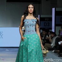 Inilah koleksi Yogie Pratama yang bertajuk Salok.  di Jakarta Fashion & Food Festival 2023, di Summarecon Mall Kelapa Gading, Jakarta. Selasa [25/7/2023]. Foto: Mohammad Abduh/detikcom.  