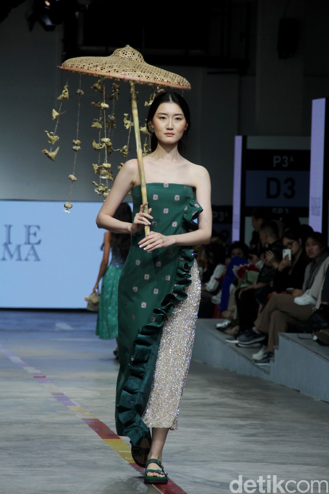 Inilah koleksi Yogie Pratama yang bertajuk Salok.  di Jakarta Fashion & Food Festival 2023, di Summarecon Mall Kelapa Gading, Jakarta. Selasa [25/7/2023]. Foto: Mohammad Abduh/detikcom.  