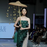 Inilah koleksi Yogie Pratama yang bertajuk Salok.  di Jakarta Fashion & Food Festival 2023, di Summarecon Mall Kelapa Gading, Jakarta. Selasa [25/7/2023]. Foto: Mohammad Abduh/detikcom.  