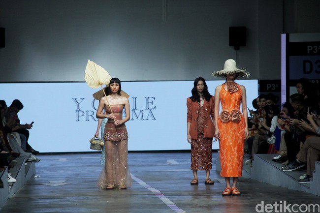 Inilah koleksi Yogie Pratama yang bertajuk Salok.  di Jakarta Fashion & Food Festival 2023, di Summarecon Mall Kelapa Gading, Jakarta. Selasa [25/7/2023]. Foto: Mohammad Abduh/detikcom.  