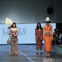 Inilah koleksi Yogie Pratama yang bertajuk Salok.  di Jakarta Fashion & Food Festival 2023, di Summarecon Mall Kelapa Gading, Jakarta. Selasa [25/7/2023]. Foto: Mohammad Abduh/detikcom.  