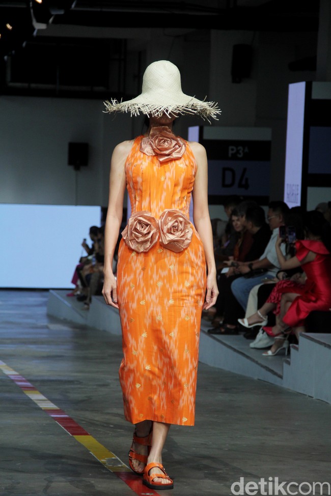 Inilah koleksi Yogie Pratama yang bertajuk Salok. di Jakarta Fashion & Food Festival 2023, di Summarecon Mall Kelapa Gading, Jakarta Utara. Foto: Mohammad Abduh/detikcom.