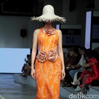 Inilah koleksi Yogie Pratama yang bertajuk Salok. di Jakarta Fashion & Food Festival 2023, di Summarecon Mall Kelapa Gading, Jakarta Utara. Foto: Mohammad Abduh/detikcom.