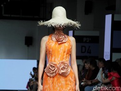 8 Koleksi Busana Modern dari Kain Tenun Sambas Karya Yogie Pratama