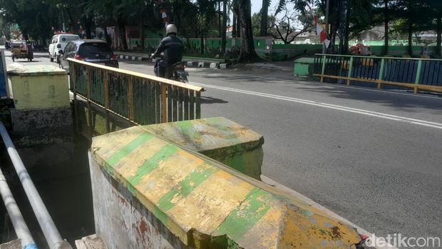 Kondisi jembatan kecil di Jalan Abdullah Lubis Medan yang akan dibangun dengan anggaran Rp 6 miiar.