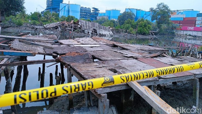 Kondisi rumah warga di Belawan yang dihancurkan sejumlah pria bersenjata.