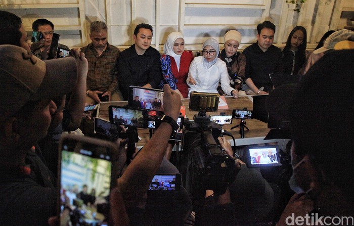 Miss Universe Indonesia menggelar konferensi pers di Jakarta, Senin (7/8/2023).