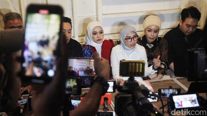 Miss Universe Indonesia menggelar konferensi pers di Jakarta, Senin (7/8/2023).
