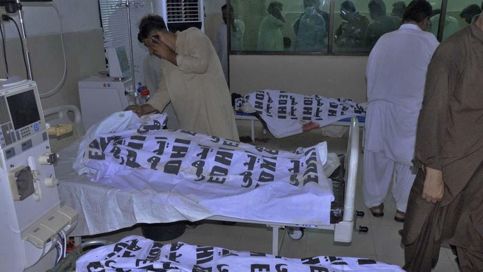 Korban Tewas Kereta Tergelincir di Pakistan Terus Bertambah People receives bodies of their relative, who were died in a passenger train derailed incident, at a hospital, in Nawabshah, Pakistan, Sunday, Aug. 6, 2023. Railway officials say some passengers were killed and dozens more injured when a train derailed near the town of Nawabshah in southern Sindh province. (AP Photo/Pervez Masih)