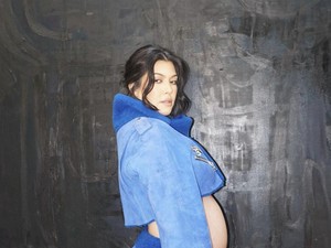 Kourtney Kardashian Pamer Perut Hamil dengan Crop Top, Dihujat Tak Pantas