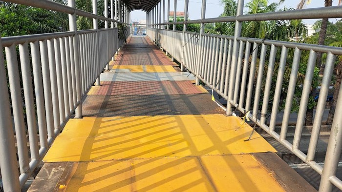 Lantai jembatan penyeberangan orang (JPO) Sahabat di Jalan Daan Mogot, jakarta Barat sempat hilang dicuri kini sudah diperbaiki. (dok Istimewa)
